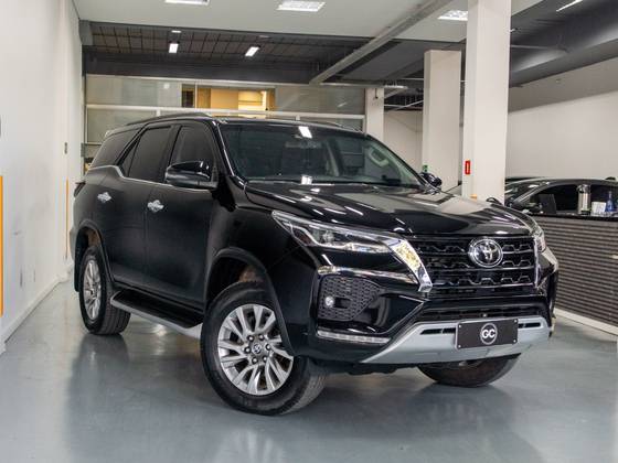 TOYOTA HILUX SW4 2.8 D-4D TURBO DIESEL SRX 4X4 AUTOMÁTICO TOYOTA HILUX SW4 2.8 D-4D TURBO DIESEL SRX 4X4 AUTOMÁTICO